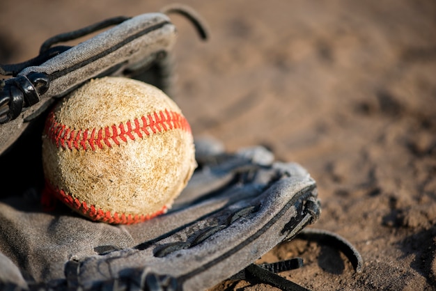 Photo gratuite baseball en gant avec espace de copie