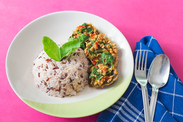 Basilic de piment frit à la thaïlandaise avec viande de porc hachée, œufs en conserve et farine de riz