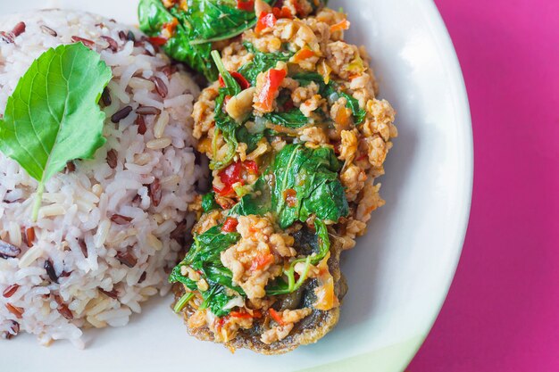 Basilic de piment frit à la thaïlandaise avec viande de porc hachée, œufs en conserve et farine de riz