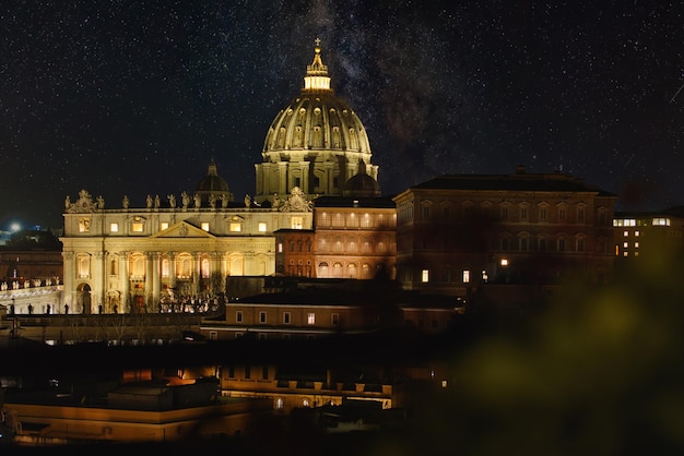 Photo gratuite la basilique saint-pierre la nuit