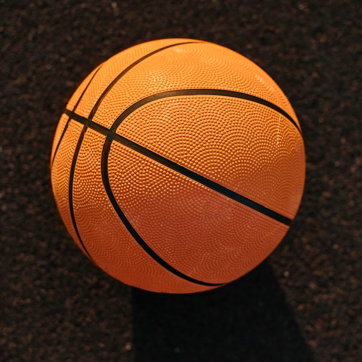 Photo gratuit basket-ball à angle élevé sur un gros plan de champ