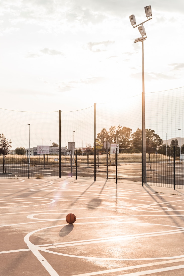 Photo gratuit basketball en cour pendant une journée ensoleillée