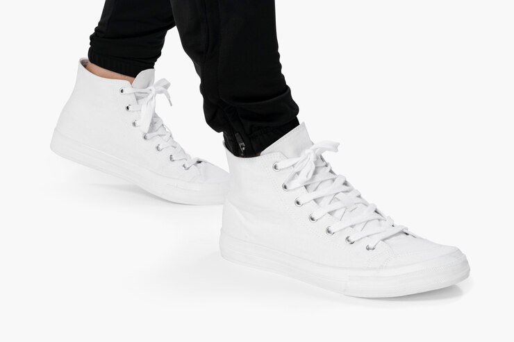 Photo gratuit baskets montantes blanches sur fond blanc