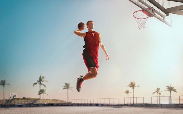 Basketteur en action au coucher du soleil