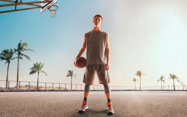 Basketteur en action au coucher du soleil