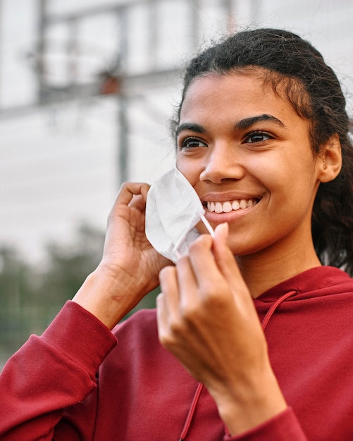 Basketteur mettant un masque médical