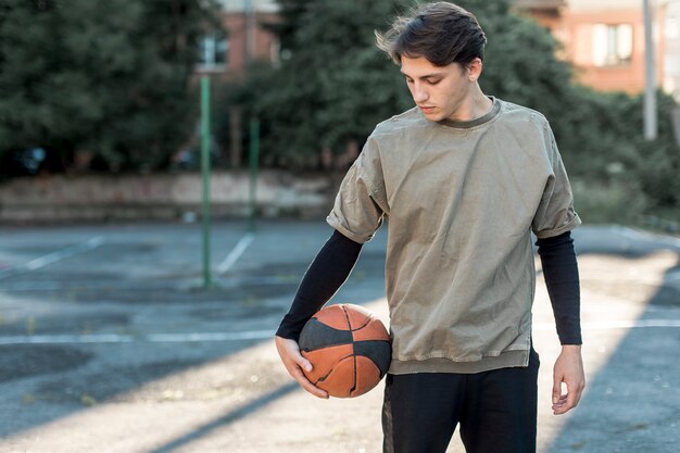 Basketteur urbain à coup moyen