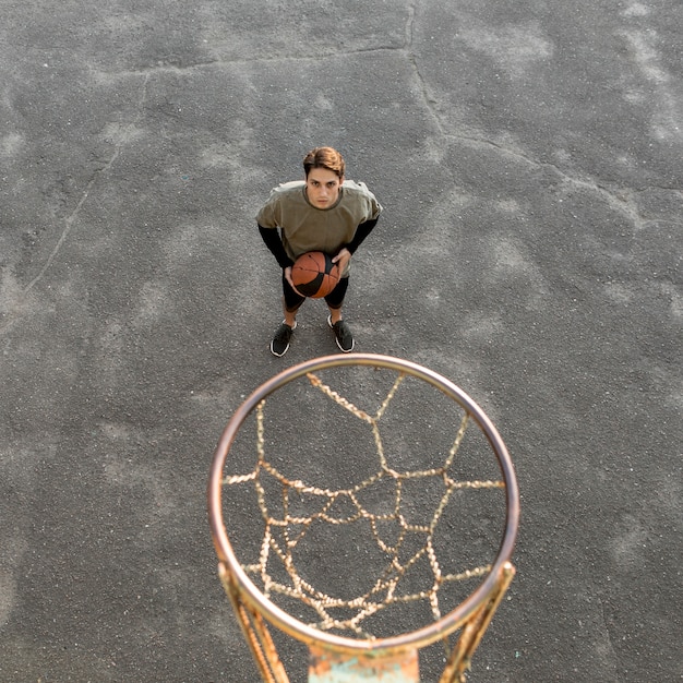 Photo gratuite basketteur urbain de haute vue