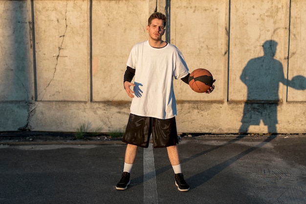 Photo gratuite basketteur vue frontale, sur, urbain