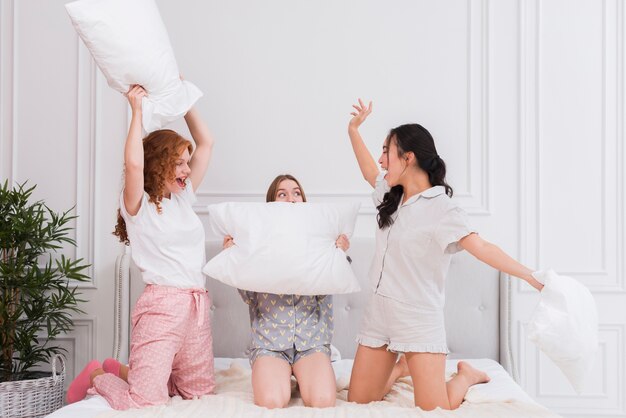 Bataille d'oreillers lors d'une soirée pijama