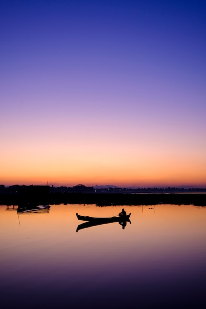 bateau au lac coucher de soleil