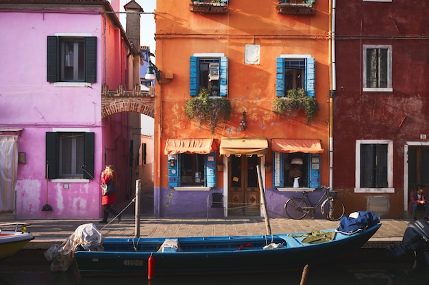 Bateau bleu sur la rivière près du bâtiment orange