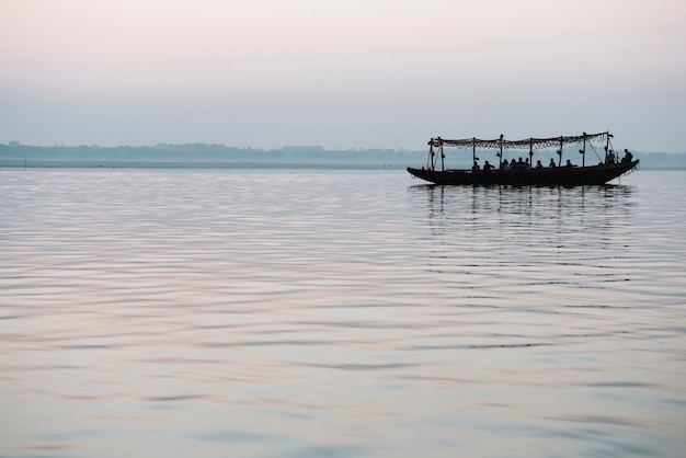 Photo gratuite bateau en bois naviguant sur le gange à varanasi, inde