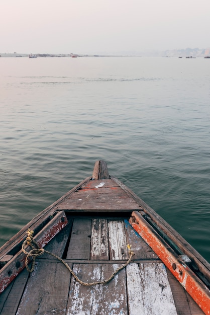 Bateau en bois naviguant sur le Gange à Varanasi, Inde