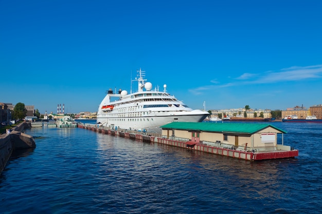 bateau de croisière au port de Saint-Pétersbourg