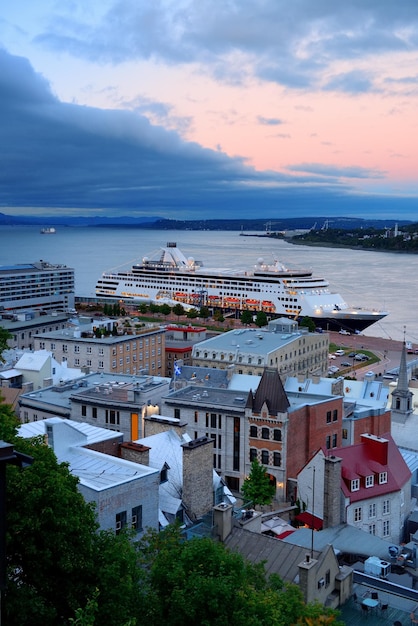 Bateau de croisière et bâtiments anciens de la ville basse au coucher du soleil à Québec.