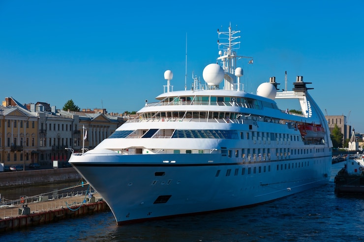 Photo gratuit bateau de croisière dans le port de saint-pétersbourg