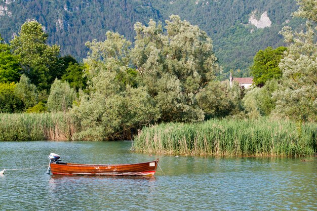 Bateau dans le lac