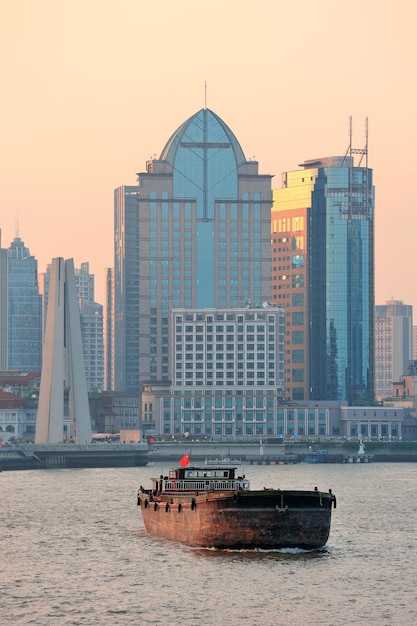 Bateau dans la rivière Huangpu avec l'architecture urbaine de Shanghai