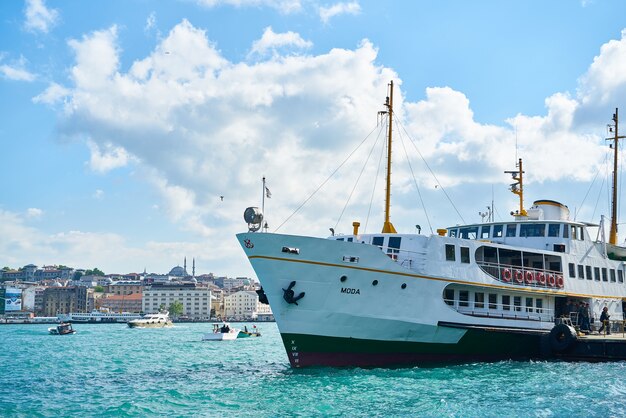 Bateau flottant dans la mer