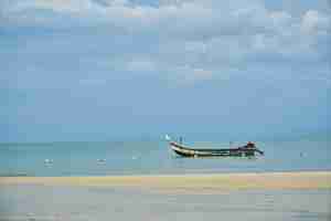 Photo gratuite bateau flottant sur la plage