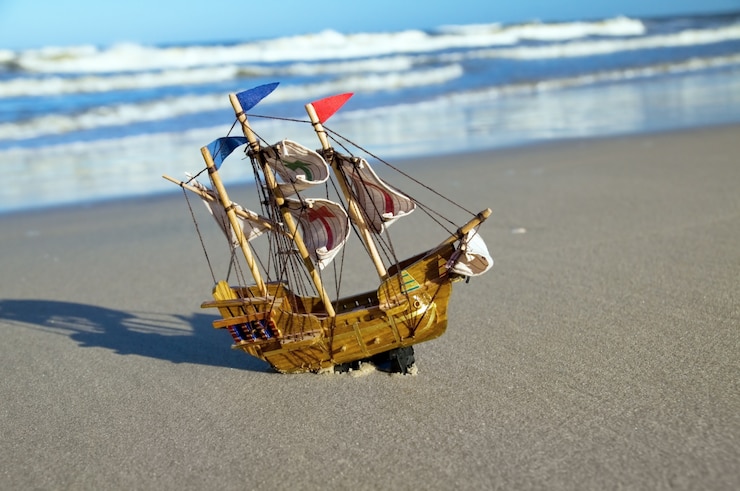 Photo gratuit bateau jouet en bord de mer