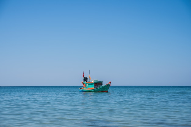 Bateau à moteur en bois avec un drapeau vietnamien