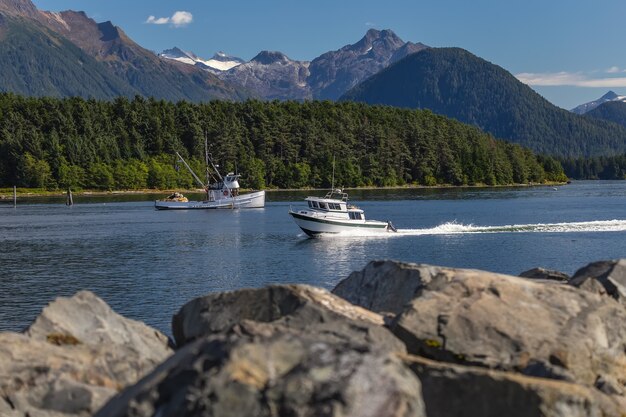 Bateau à moteur de pêche naviguant rapidement dans le port