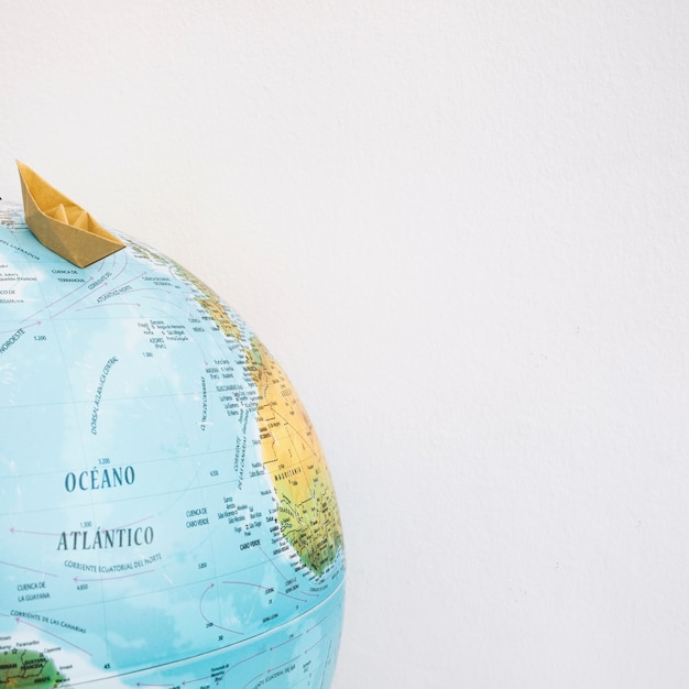 Bateau en origami sur globe