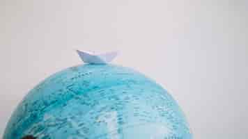 Photo gratuite bateau en papier sur le globe