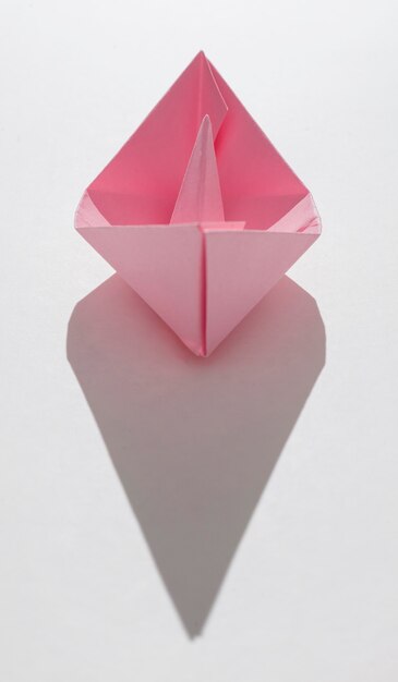 Bateau en papier rose avec copie-espace