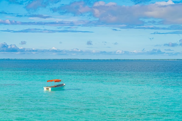 Un bateau de pêche dans l'eau de l'océan Indien. Zanzibar, Tanzanie