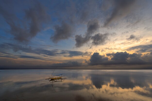 Bateau de pêche dans le milieu de la mer