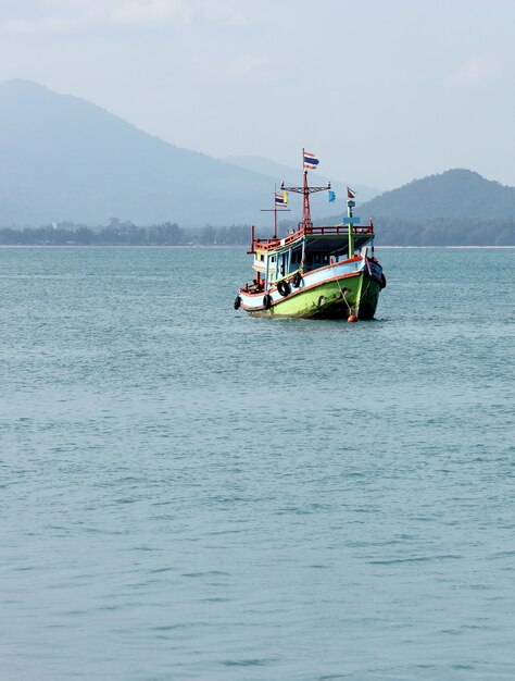 Bateau de pêche en mer Thaïlande