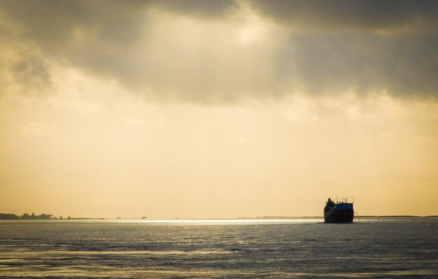 Photo gratuite bateau sur une rivière tropicale avec un ciel nuageux et pluvieux