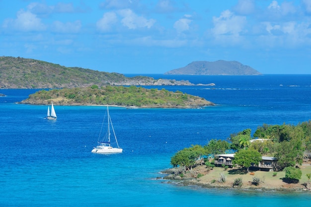 Photo gratuite bateau à voile reste à bay à st john, îles vierges.