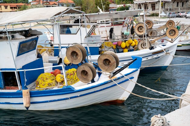 Bateaux amarrés avec beaucoup d'accessoires de pêche dans le port de mer, la mer Égée à Ormos Panagias, Grèce