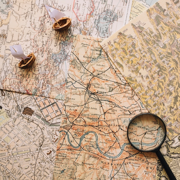 Bateaux de coquillages et loupe sur les cartes