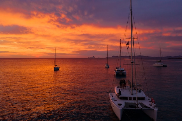 Bateaux en mer au coucher du soleil