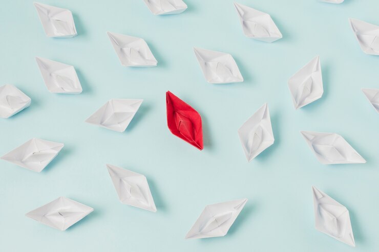 Photo gratuit des bateaux origami représentant le concept de leadership