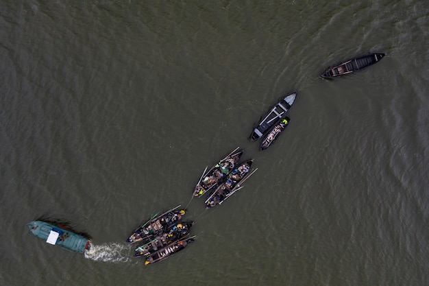 Bateaux de pêche, flotter dans les eaux calmes et aller à la pêche