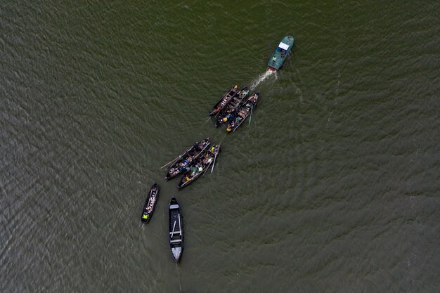 Bateaux de pêche, flotter dans les eaux calmes et aller à la pêche