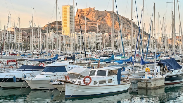 Photo gratuite bateaux à port d'alicante