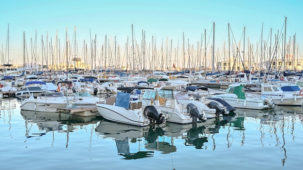 Photo gratuite bateaux à port d'alicante