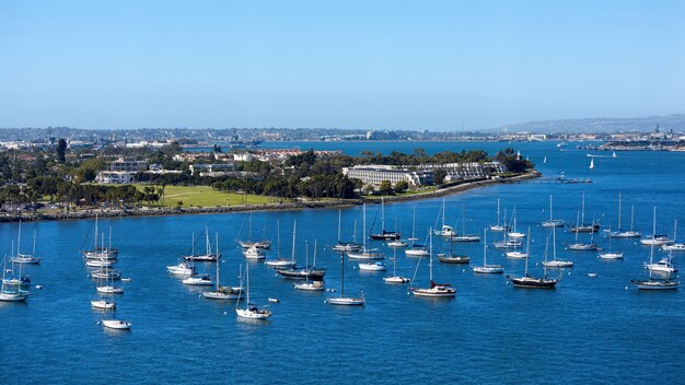 Bateaux à voile dans la zone riveraine. Paysage urbain de San Diego