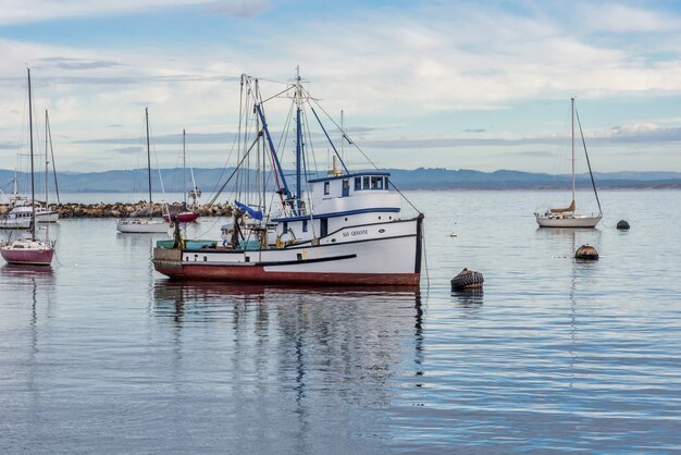 Bateaux à voile sur l'eau près de l'ancien quai des pêcheurs capturé à Monterey, États-Unis