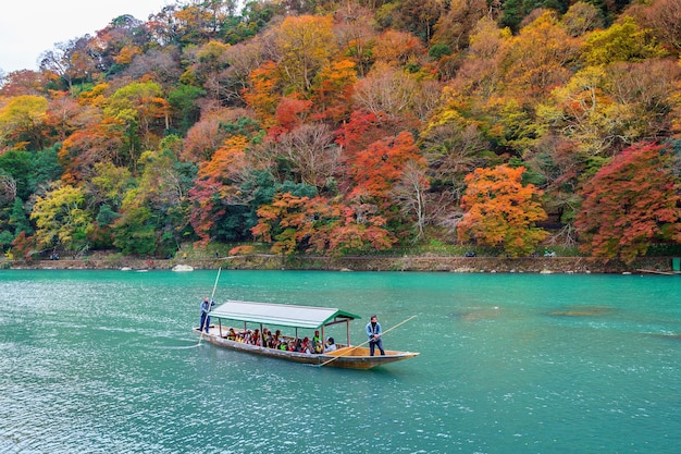 Batelier barque le bateau à la rivière. Arashiyama en saison d'automne le long de la rivière à Kyoto, Japon