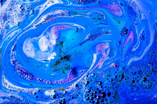 La bathbomb bleue se dissout dans l&#39;eau du bain moussant