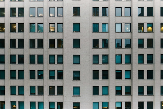 Bâtiment d'affaires moderne pendant le coucher du soleil le soir