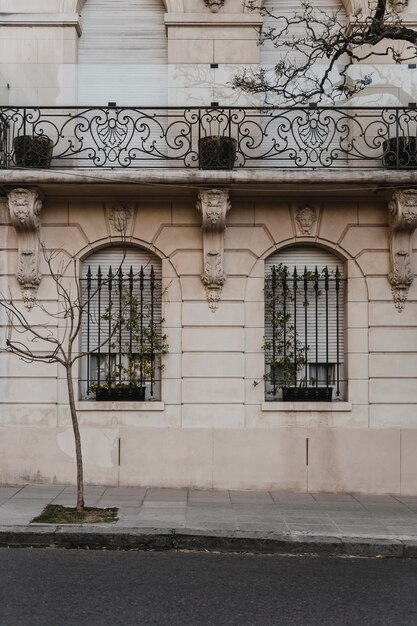 Bâtiment architectural de la ville avec des arbres